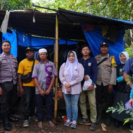 Ibu SekCam Mataraman lakukan survei RUTILAHU Salah satu warga Desa Mangkalawat